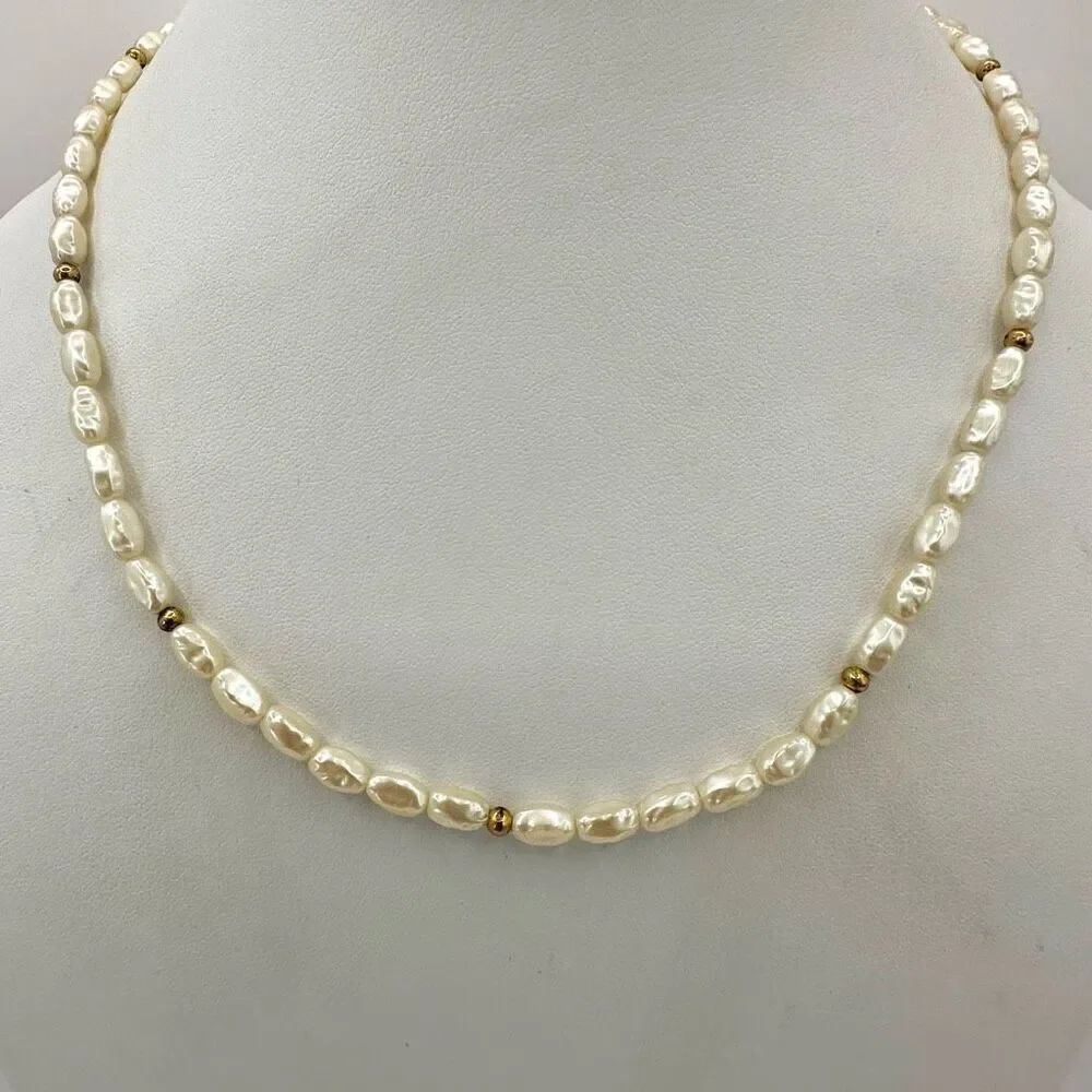 Faux freshwater Pearls and gold tone vintage necklace